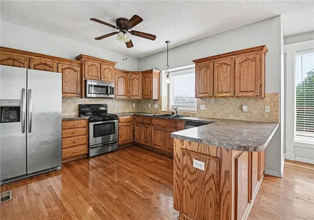 3rd image of 891 S Clearwater Creek Dr, Olathe, KS 66061 | MLS# 2624801