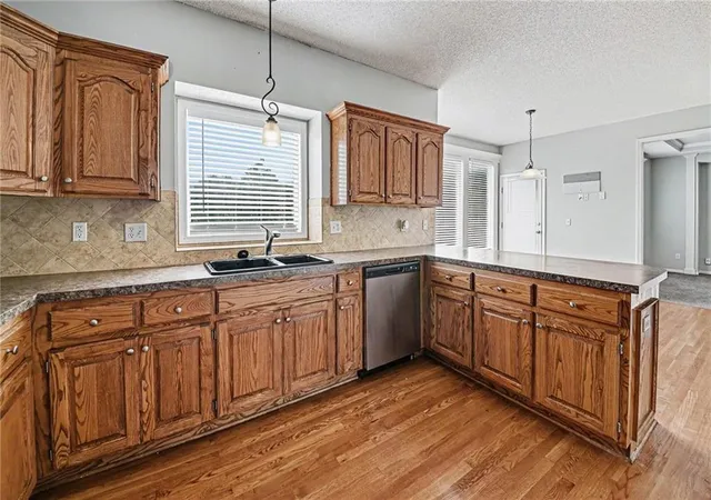 4th image of 891 S Clearwater Creek Dr, Olathe, KS 66061 | MLS# 2624801