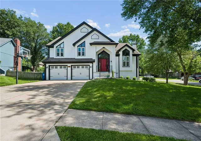 Homes for sale in Liberty, MO | 723 Cottonwood Ln, Liberty, MO 64068 | MLS# 2624848