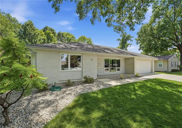 58th image of 6723 W 66th St, Overland Park, KS 66202 | MLS# 2624867