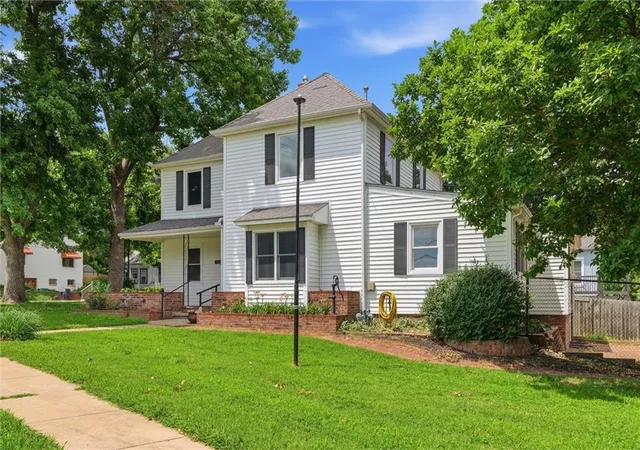 2nd image of 301 Allcutt Ave, Bonner Springs, KS 66012 | MLS# 2624886