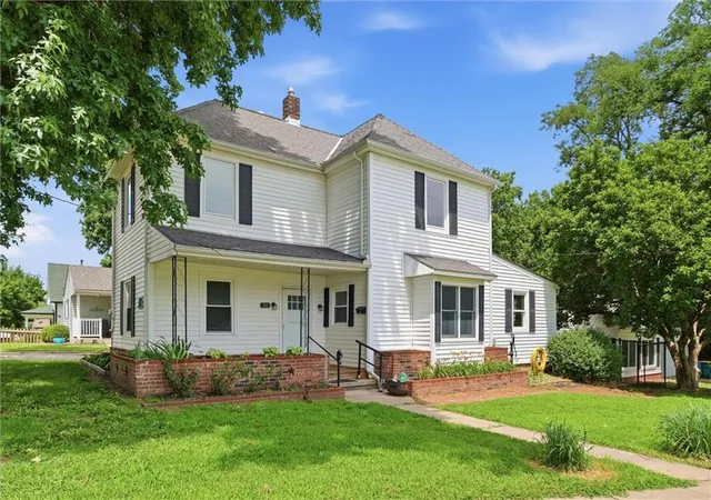 3rd image of 301 Allcutt Ave, Bonner Springs, KS 66012 | MLS# 2624886