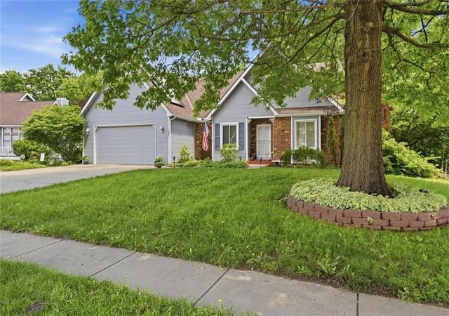 Homes for sale in Lansing, KS | 107 Willow Dr, Lansing, KS 66043 | MLS# 2624911