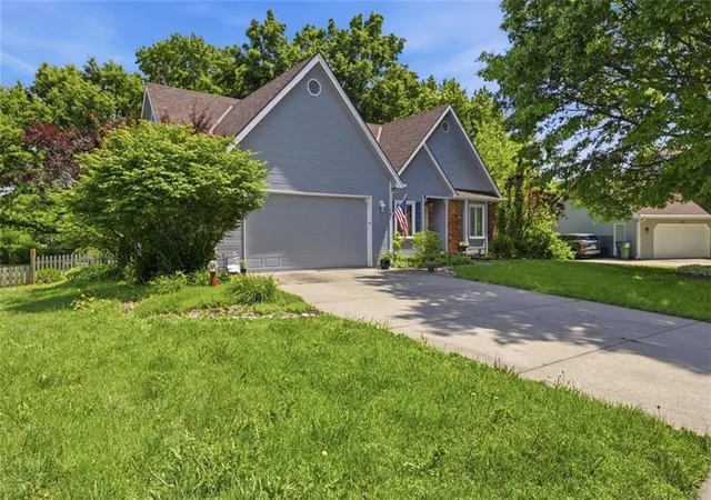 Homes for sale in Lansing, KS | 107 Willow Dr, Lansing, KS 66043 | MLS# 2624911