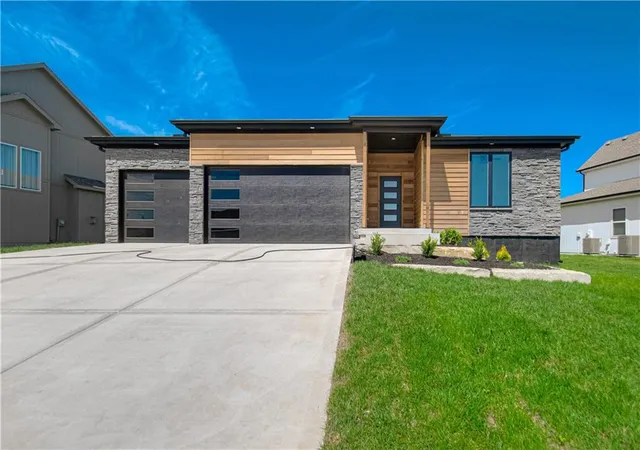 Homes for sale in Kansas City, MO | 7604 N Gower Ave, Kansas City, MO 64151 | MLS# 2624920