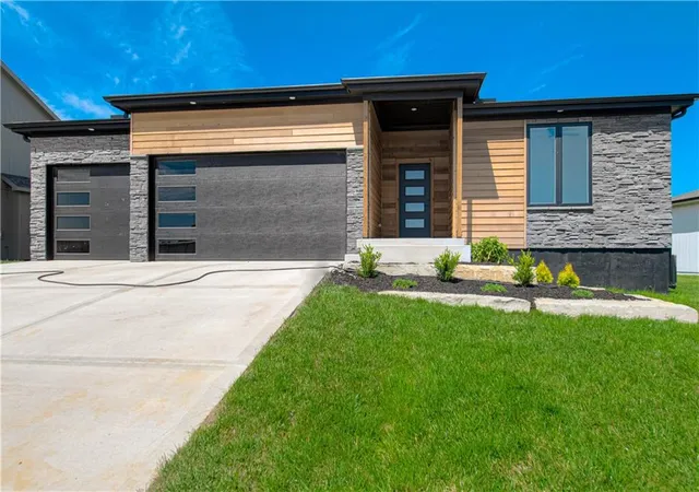 Homes for sale in Kansas City, MO | 7604 N Gower Ave, Kansas City, MO 64151 | MLS# 2624920