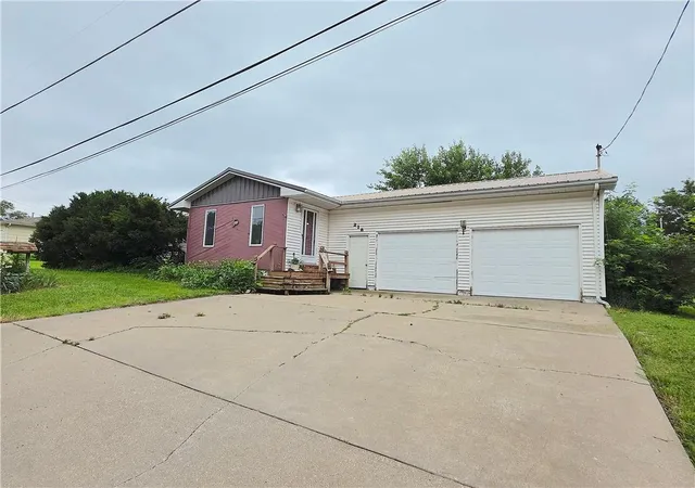 Homes for sale in Garnett, KS | 218 Warren Ave, Garnett, KS 66032 | MLS# 2624925