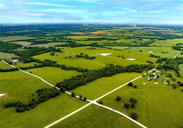 Homes for sale in Baldwin City, KS | 921 N 100Th Rd, Baldwin City, KS 66006 | MLS# 2624933