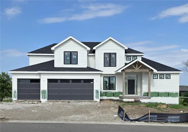 Homes for sale in Basehor, KS | 4445 Tee Box Dr, Basehor, KS 66007 | MLS# 2624941