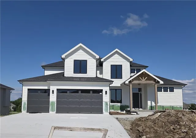 1st image of 4445 Tee Box Dr, Basehor, KS 66007 | MLS# 2624941