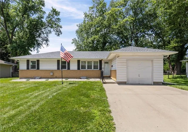 Homes for sale in Shawnee, KS | 4826 Stearns Ln, Shawnee, KS 66203 | MLS# 2624961