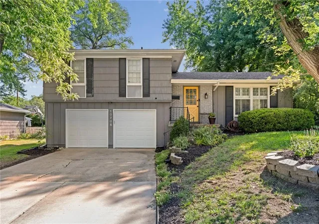 Homes for sale in Kansas City, MO | 10705 Walrond Ave, Kansas City, MO 64137 | MLS# 2624962
