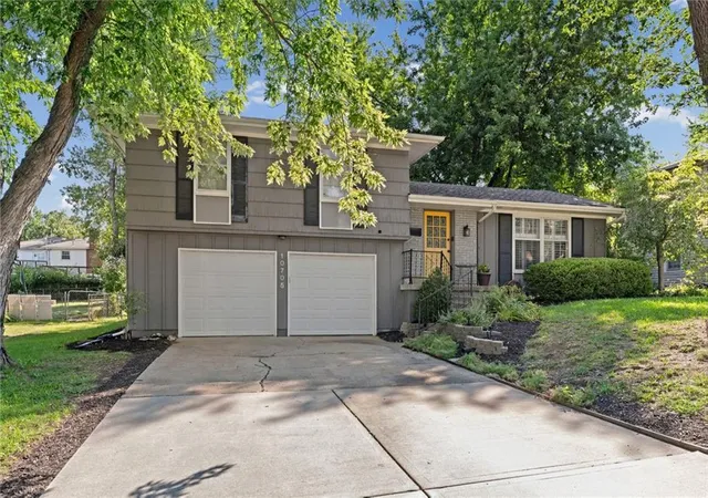 Homes for sale in Kansas City, MO | 10705 Walrond Ave, Kansas City, MO 64137 | MLS# 2624962