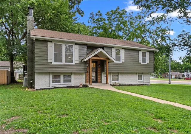 Homes for sale in Belton, MO | 101 Manor Dr, Belton, MO 64012 | MLS# 2625011