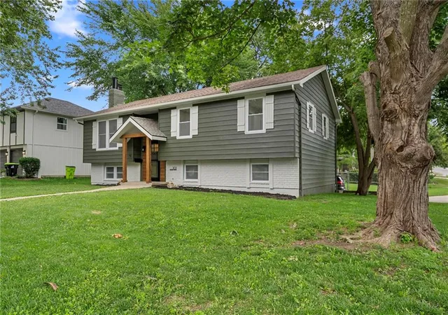 Homes for sale in Belton, MO | 101 Manor Dr, Belton, MO 64012 | MLS# 2625011