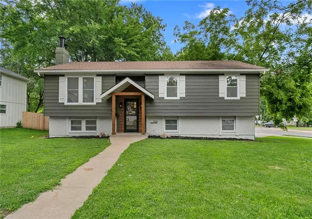 Photo 3 of Sale Pending at 101 Manor Dr, Belton, MO 64012 | MLS# 2625011 | Listing updated on 2026-09-07