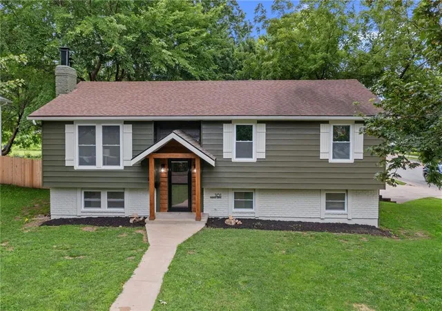 Photo 3 of Sale Pending at 101 Manor Dr, Belton, MO 64012 | MLS# 2625011 | Listing updated on 2026-09-07