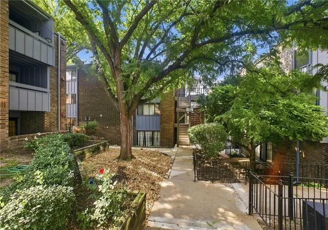Photo 5 of Condo for sale at 104 E 41 Street #6, Kansas City, MO 64111 | MLS# 2625038 | Listing updated on 2026-08-23