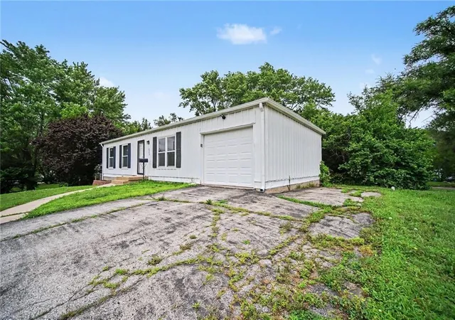 Homes for sale in Grandview, MO | 6000 E 152Nd St, Grandview, MO 64030 | MLS# 2625043