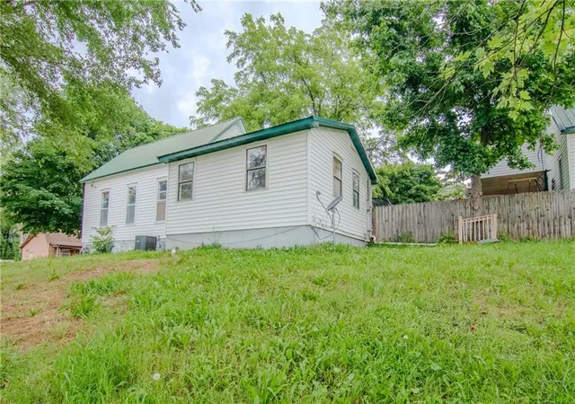 Homes for sale in Warsaw, MO | 104 W Osage St, Warsaw, MO 65355 | MLS# 2625045