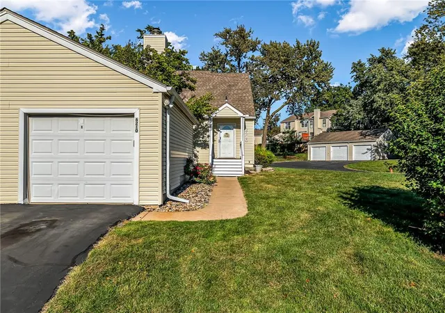Photo 2 of Townhouse for sale at 6210 Nw 82nd Terrace, Kansas City, MO 64151 | MLS# 2625063 | Listing updated on 2026-10-14