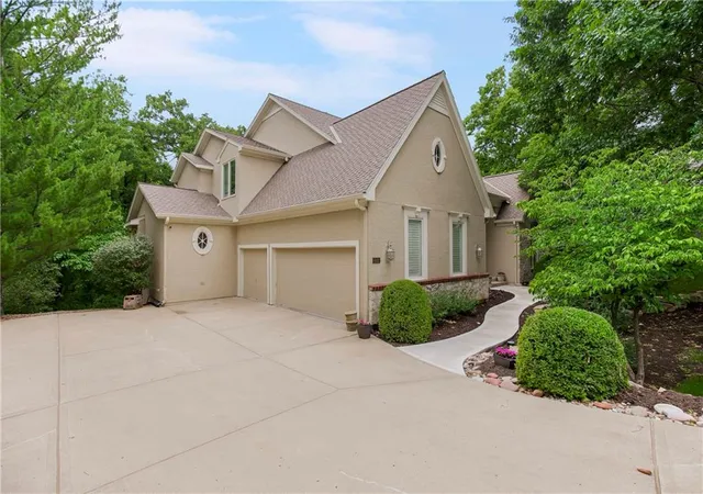 3rd image of 4522 N Mulberry Ct, Kansas City, MO 64116 | MLS# 2625086
