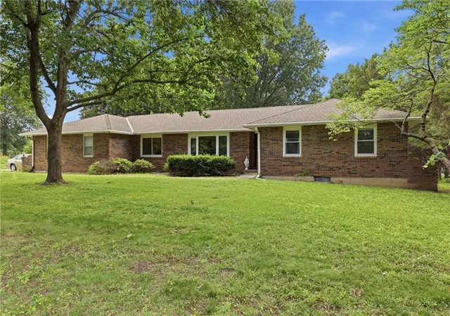 Homes for sale in Stilwell, KS | 15960 Nall Ave, Stilwell, KS 66085 | MLS# 2625124