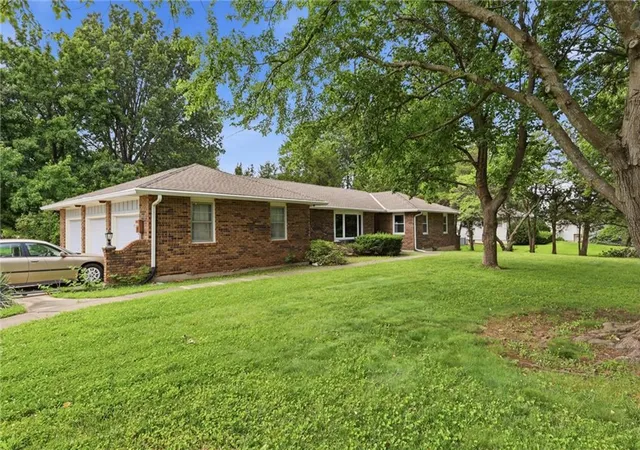 Homes for sale in Stilwell, KS | 15960 Nall Ave, Stilwell, KS 66085 | MLS# 2625124