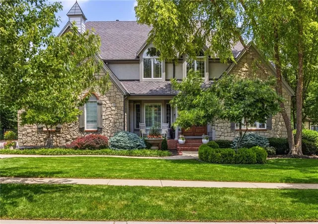 Homes for sale in Leawood, KS | 14107 Manor Rd, Leawood, KS 66224 | MLS# 2625171