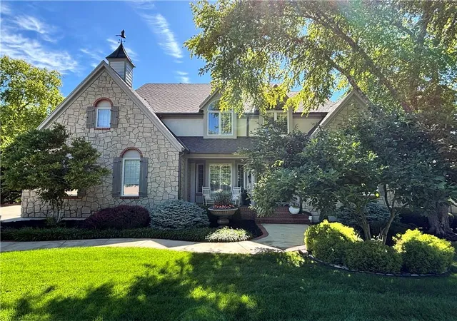 Homes for sale in Leawood, KS | 14107 Manor Rd, Leawood, KS 66224 | MLS# 2625171