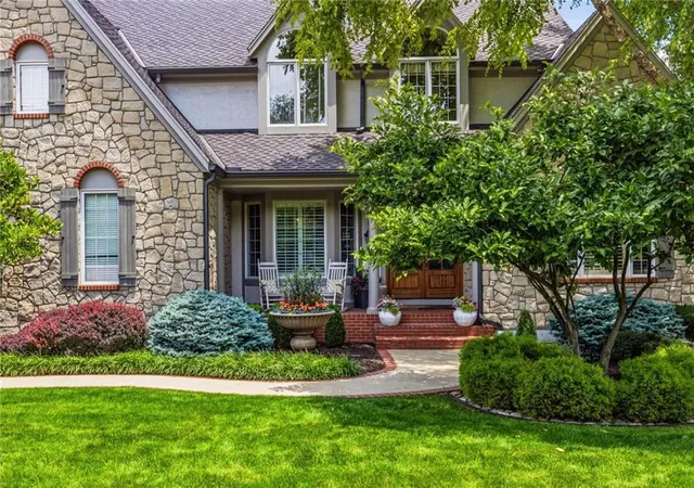 Homes for sale in Leawood, KS | 14107 Manor Rd, Leawood, KS 66224 | MLS# 2625171