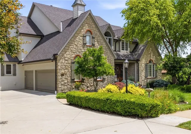 Homes for sale in Leawood, KS | 14107 Manor Rd, Leawood, KS 66224 | MLS# 2625171