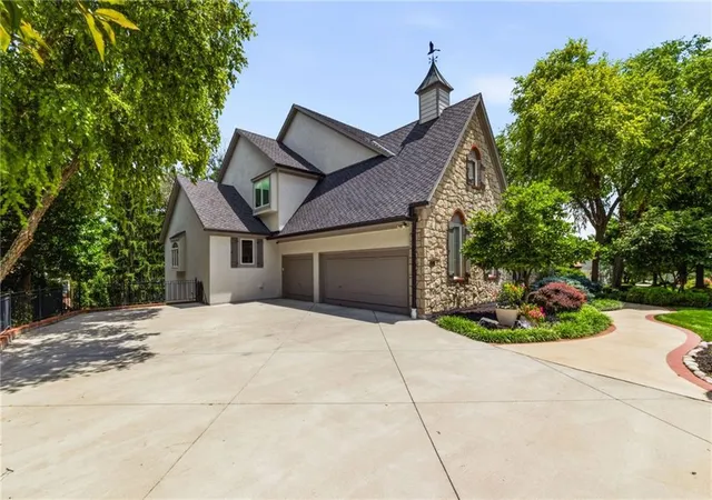 Homes for sale in Leawood, KS | 14107 Manor Rd, Leawood, KS 66224 | MLS# 2625171