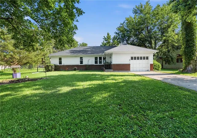Homes for sale in La Cygne, KS | 816 Vine St, La Cygne, KS 66040 | MLS# 2625185