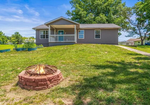 Homes for sale in Lexington, MO | 125 N 23Rd St, Lexington, MO 64067 | MLS# 2625187