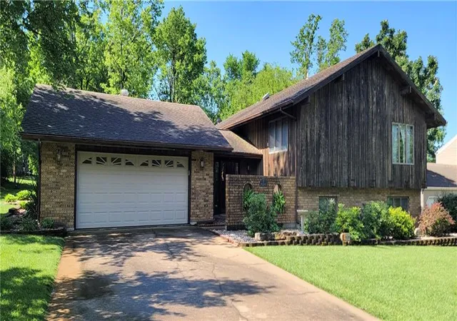 Homes for sale in Iola, KS | 24 W Edwards St, Iola, KS 66749 | MLS# 2625190