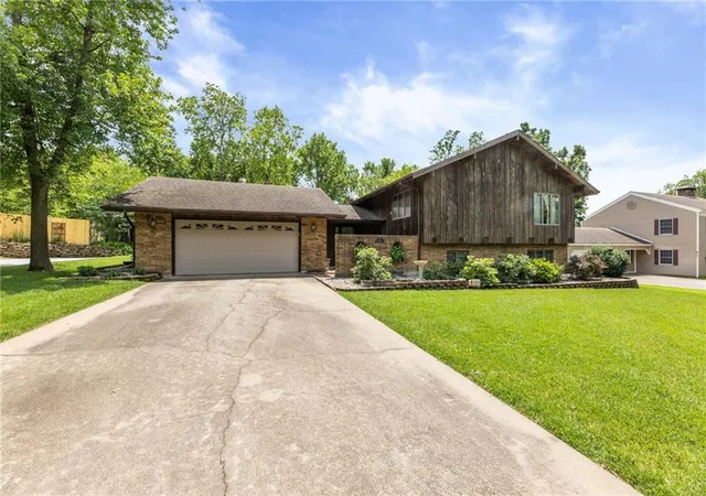 Homes for sale in Iola, KS | 24 W Edwards St, Iola, KS 66749 | MLS# 2625190