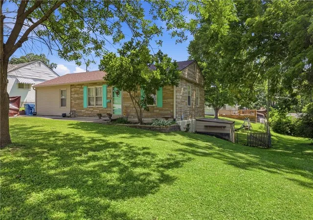 2nd image of 519 S Willow Ave, Sugar Creek, MO 64053 | MLS# 2625199