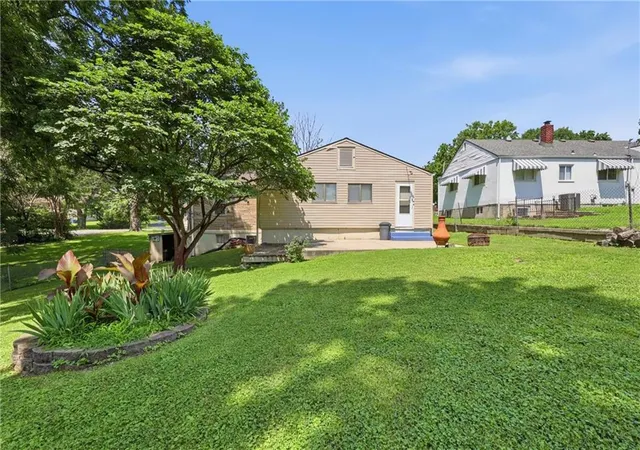 4th image of 519 S Willow Ave, Sugar Creek, MO 64053 | MLS# 2625199