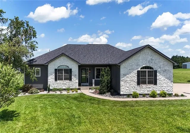 Homes for sale in Garnett, KS | 16 Links Dr, Garnett, KS 66032 | MLS# 2625200