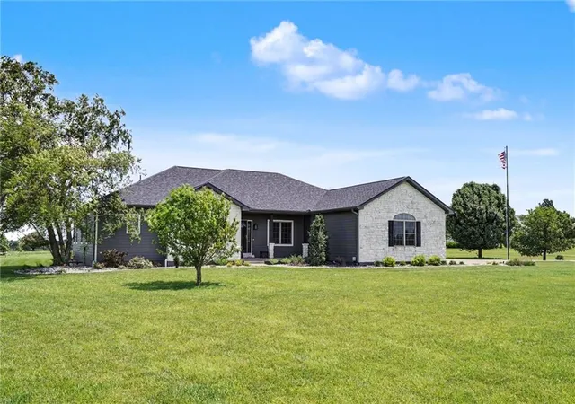 Homes for sale in Garnett, KS | 16 Links Dr, Garnett, KS 66032 | MLS# 2625200