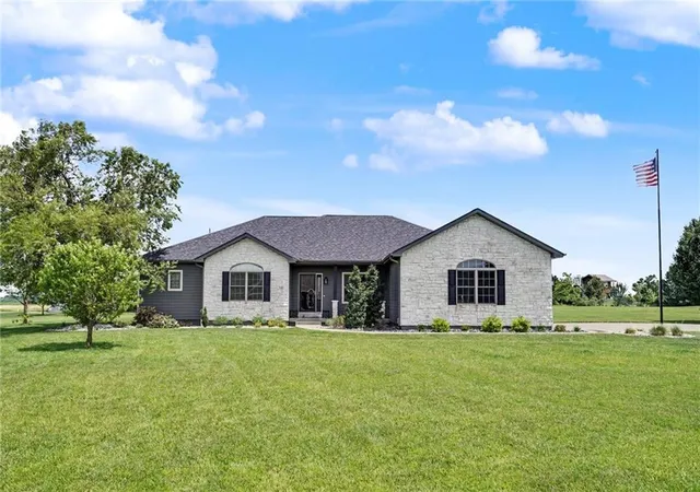 Homes for sale in Garnett, KS | 16 Links Dr, Garnett, KS 66032 | MLS# 2625200