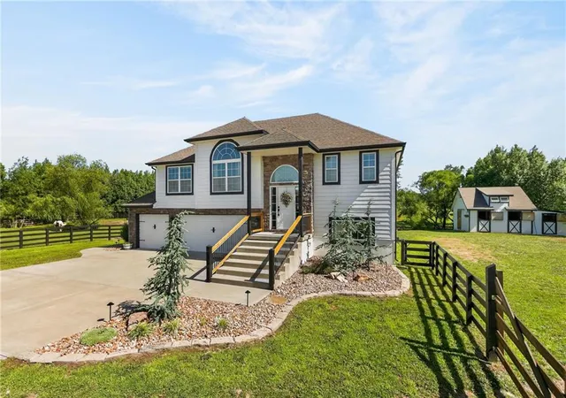 1st image of 16956 Auburn Ct, Bonner Springs, KS 66012 | MLS# 2625218
