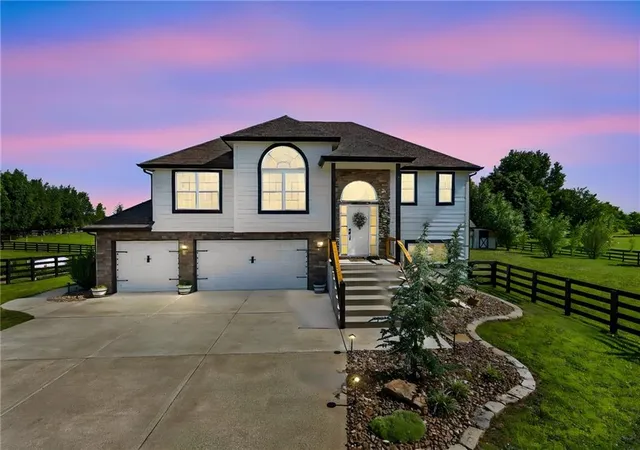 2nd image of 16956 Auburn Ct, Bonner Springs, KS 66012 | MLS# 2625218