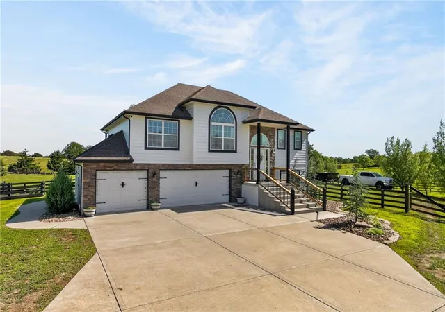 3rd image of 16956 Auburn Ct, Bonner Springs, KS 66012 | MLS# 2625218