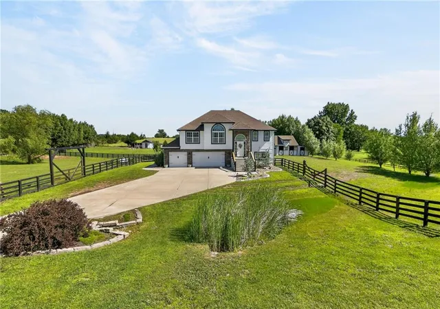 4th image of 16956 Auburn Ct, Bonner Springs, KS 66012 | MLS# 2625218