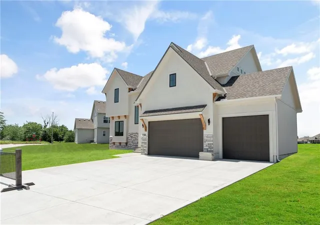 1st image of 2008 Ne Bluestone Dr, Lee's Summit, MO 64064 | MLS# 2625228