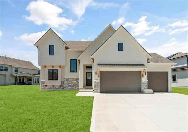 2nd image of 2008 Ne Bluestone Dr, Lee's Summit, MO 64064 | MLS# 2625228