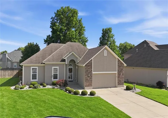 1st image of 812 Sw Nautica Ct, Lees Summit, MO 64082 | MLS# 2625239