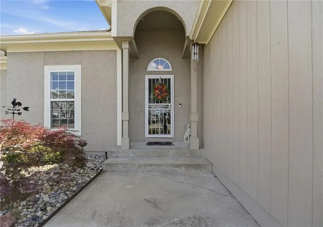 2nd image of 812 Sw Nautica Ct, Lees Summit, MO 64082 | MLS# 2625239